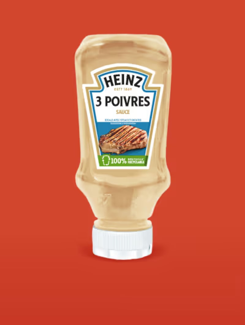 Une bouteille de sauce Heinz 3 Poivres avec un bouchon blanc. L'étiquette montre "HEINZ ESTD 1869 3 POIVRES SAUCE IDÉALE AVEC