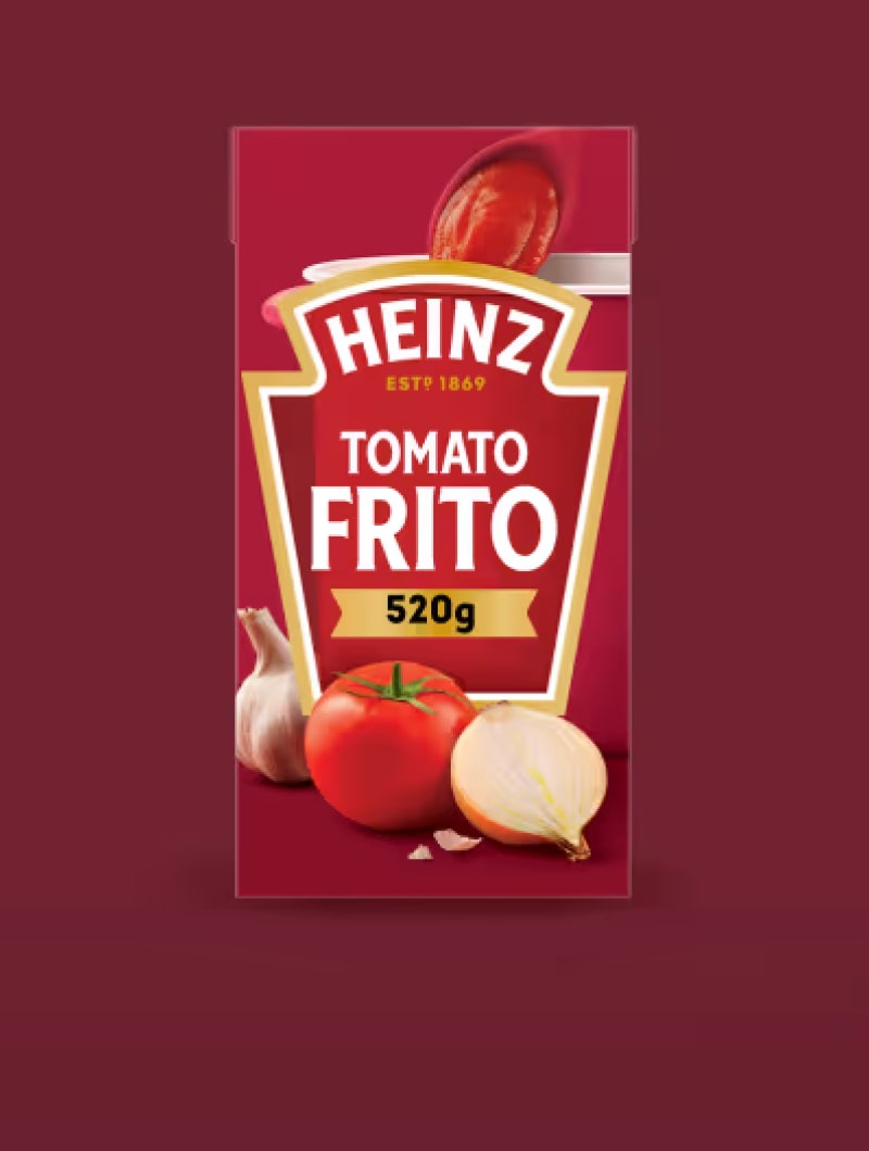 Een brik Heinz Tomato Frito. Op het etiket staat het Heinz keystone-logo met "HEINZ ESTD 1869 TOMATO FRITO 520g". Onderaan he