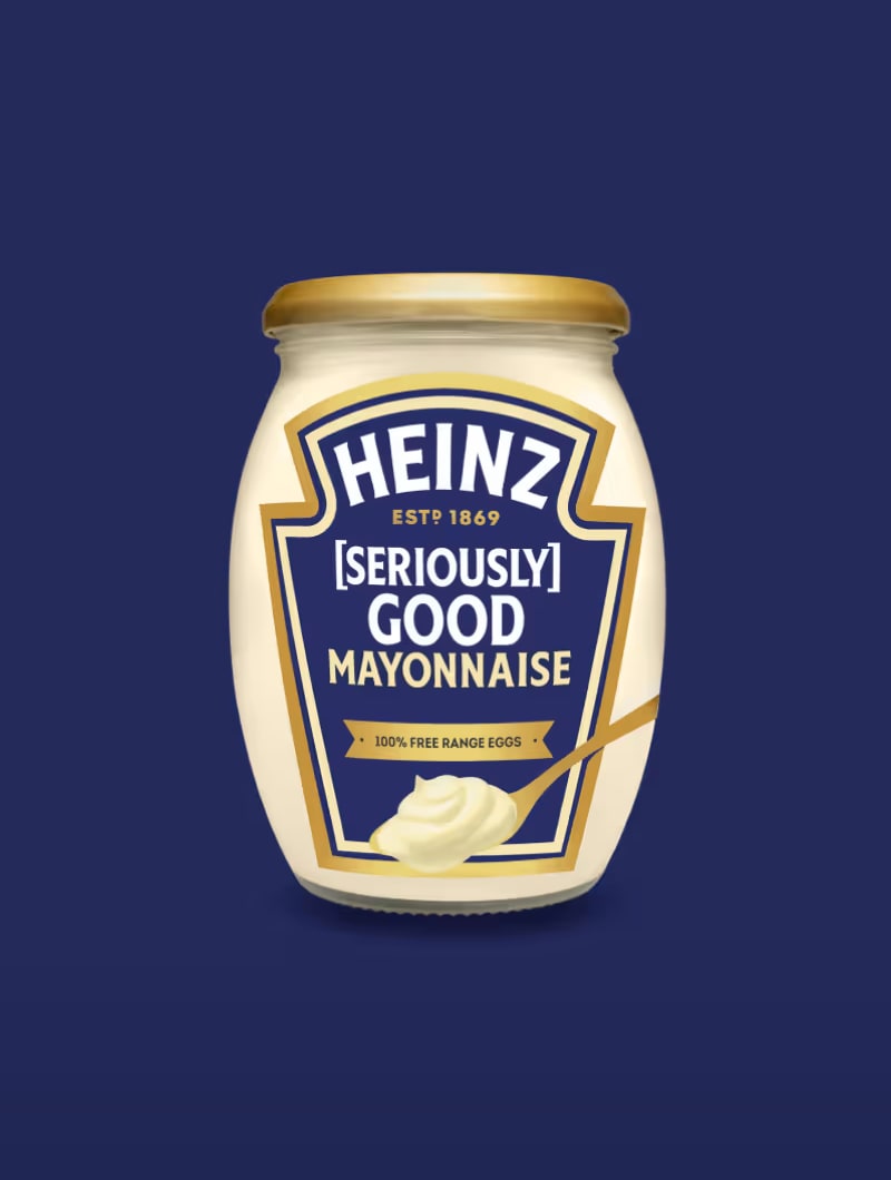 En burk majonnäs mot en blå bakgrund.