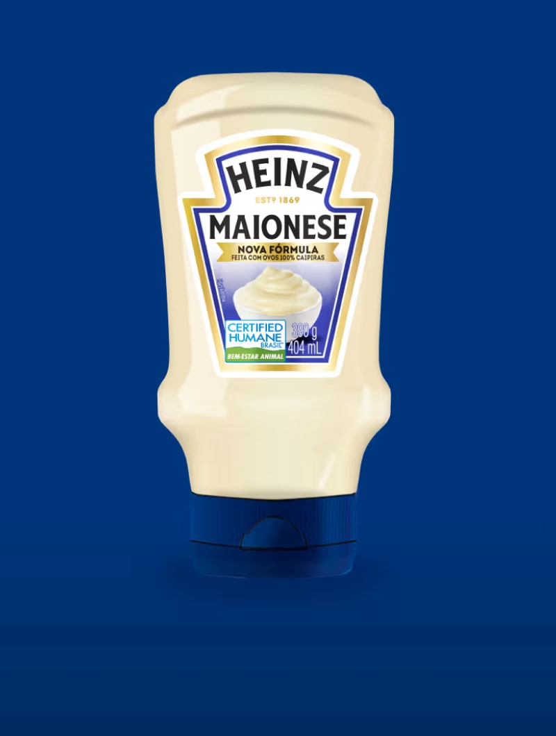 Uma garrafa de maionese Heinz com sua etiqueta azul e branca, sobre um fundo azul escuro.