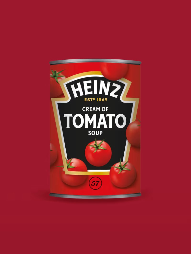 En burk tomatsoppa mot en vinröd bakgrund.