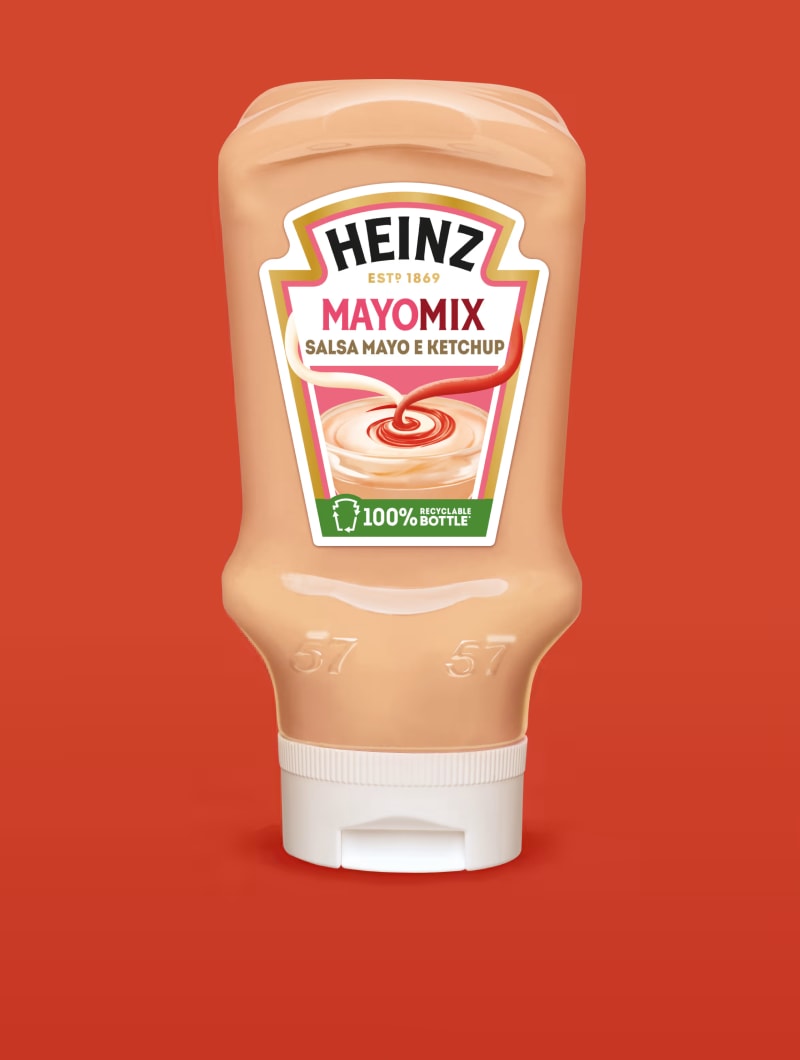 Una bottiglia squeeze capovolta di Mayomix Heinz, color pesca chiaro e lucida, è centrata su uno sfondo arancione rossastro, 