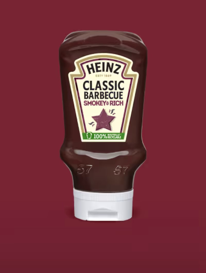 Une bouteille de sauce Heinz Classic Barbecue Smokey & Rich avec un bouchon blanc. L'étiquette présente "HEINZ ESTD 1869 CLAS