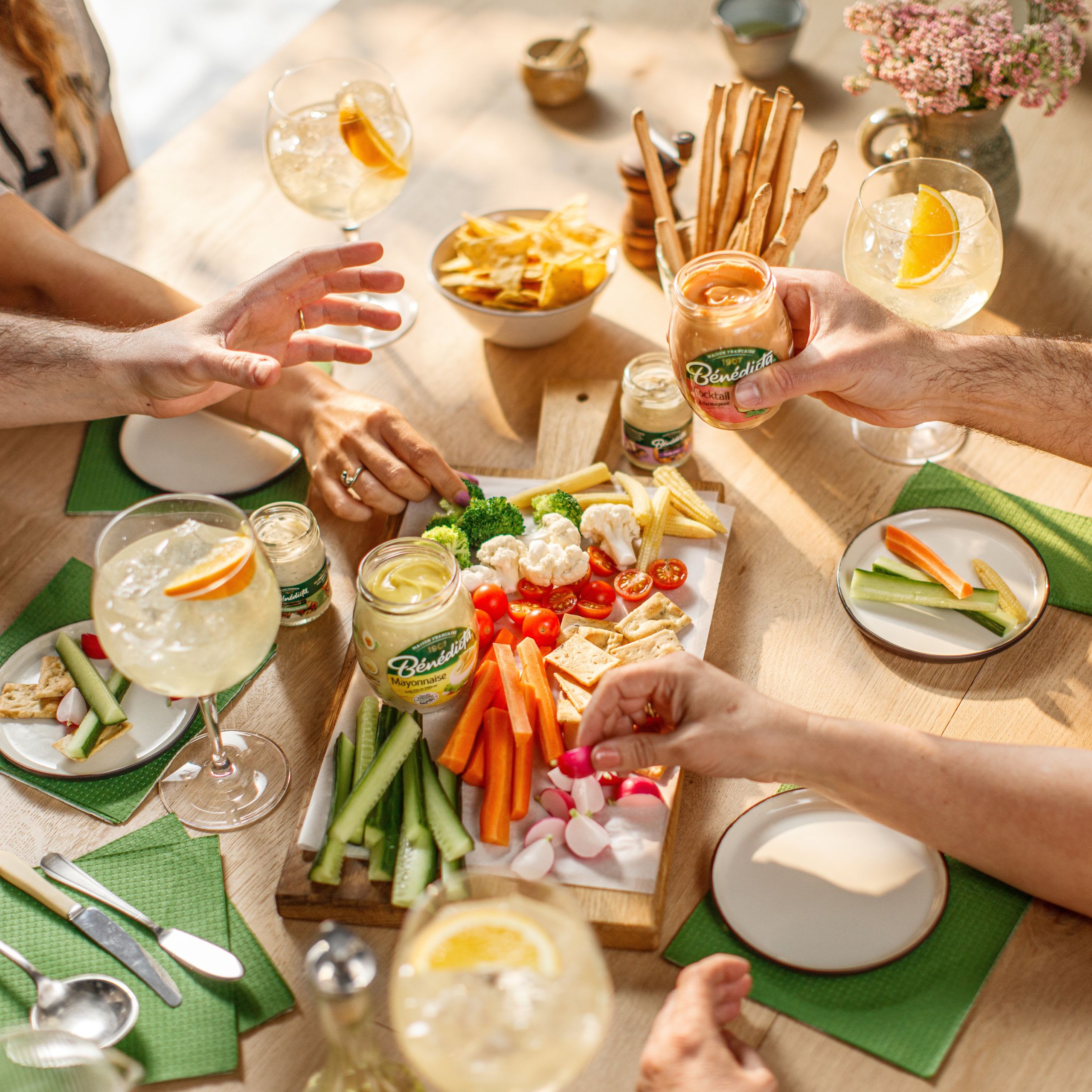Table avec des personnes, de la nourriture et des boissons.
