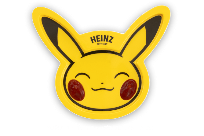黒い背景に、ピカチュウの黄色の皿。頬には赤いケチャップ。耳の間にハインツのロゴ。