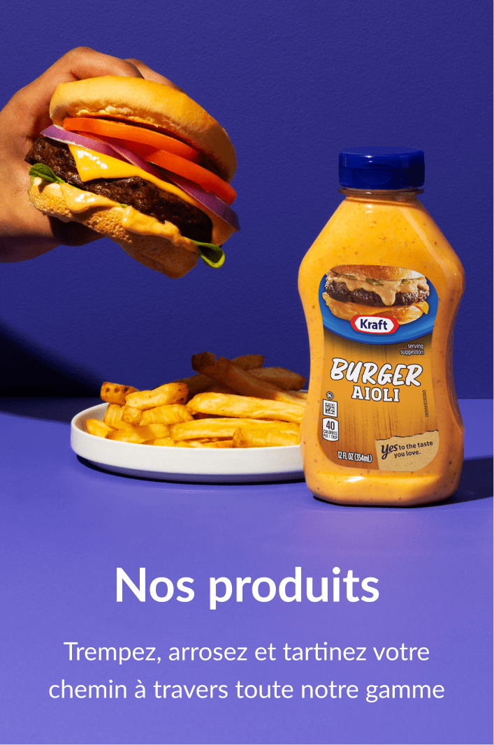 Bouteille d'aïoli Kraft Burger à côté d'un hamburger et de frites sur un fond violet vibrant.