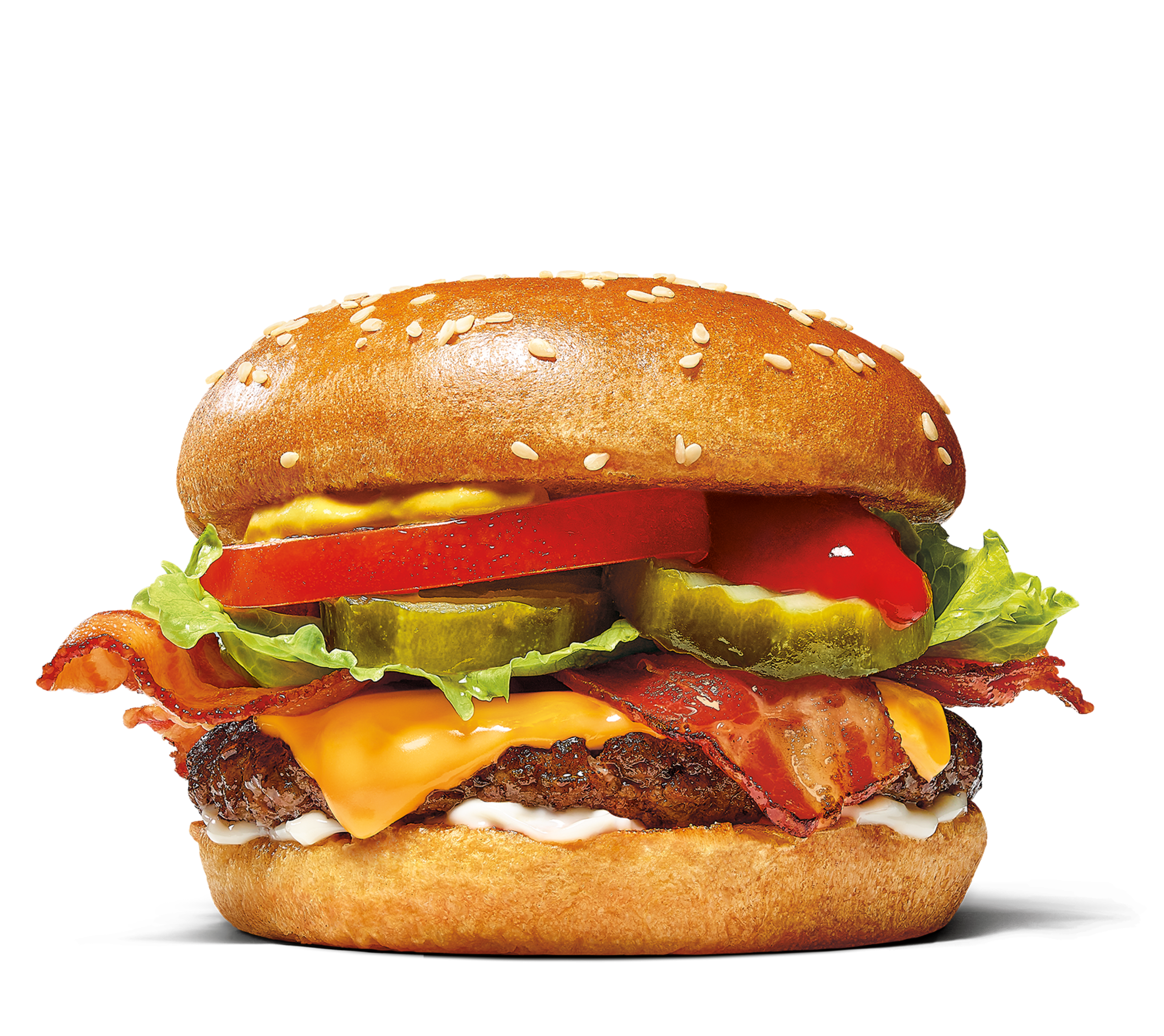 Apetyczny burger z soczystym kotletem, chrupiącym bekonem, serem, pomidorem, ogórkami i sałatą na sezamowej bułce.