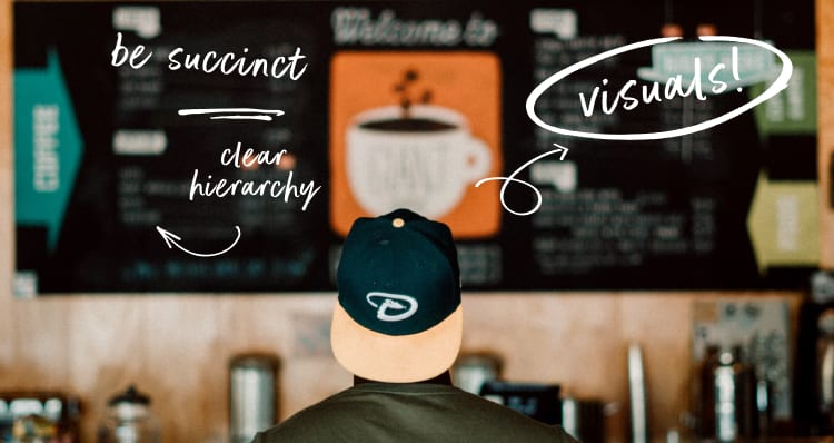 Une personne regardant un menu sur tableau noir avec des illustrations