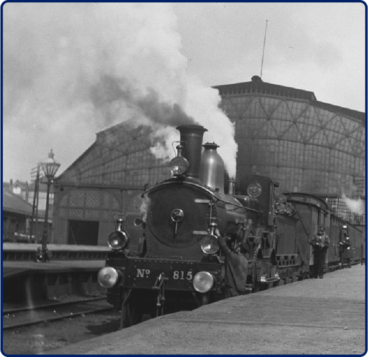 Een historische foto van een locomotief.