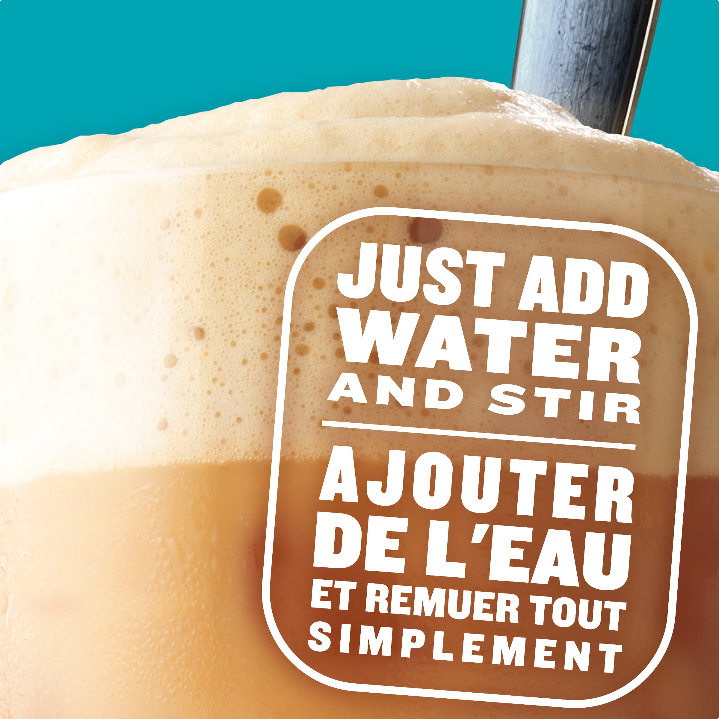 Latte au caramel glacé avec mousse de café instantané