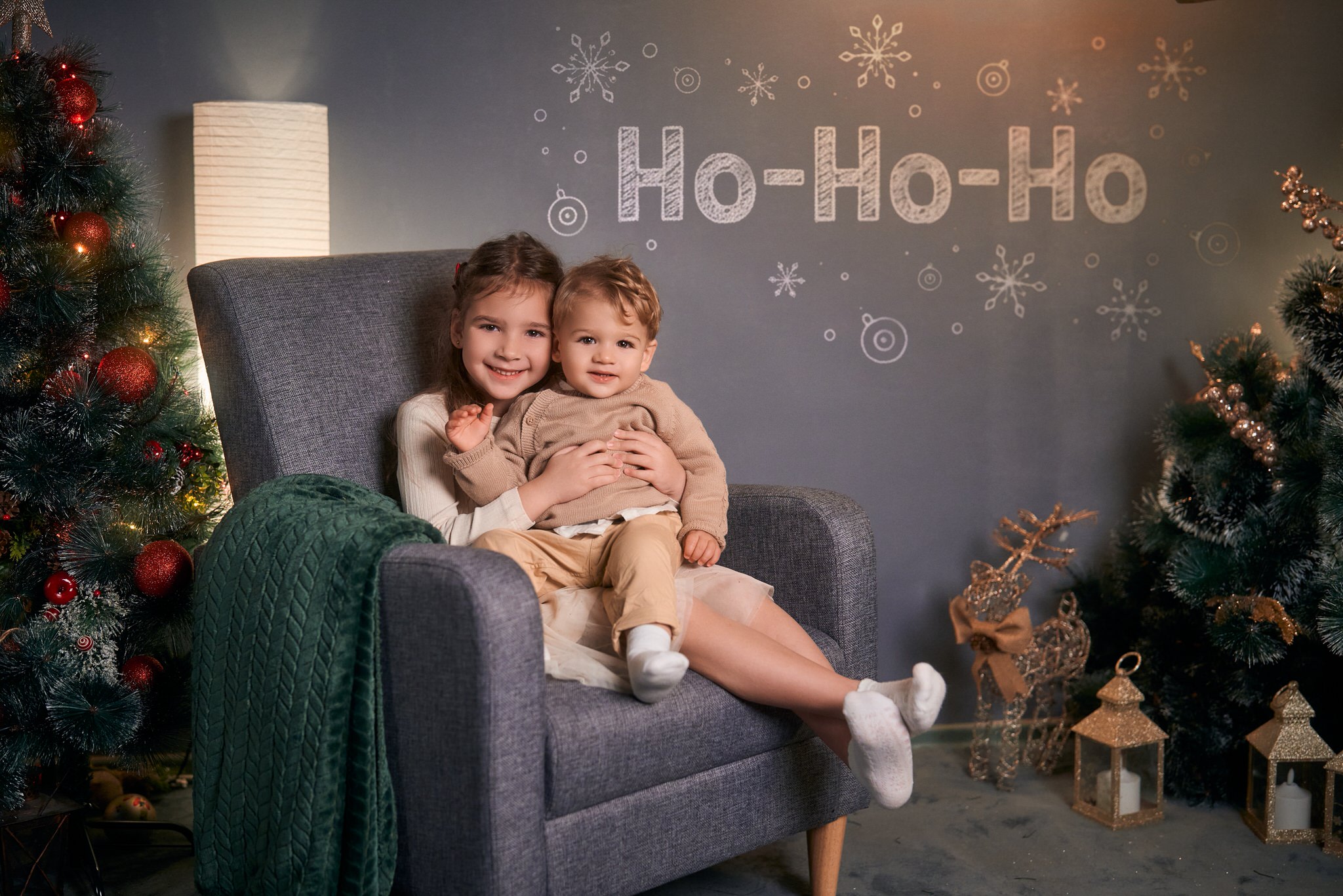 Коледна фотосесия - брат и сестра се гушкат пред елха
