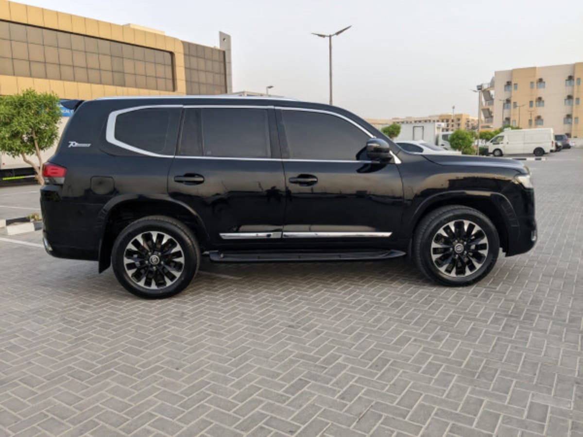 2013 Toyota Land Cruiser photo 1