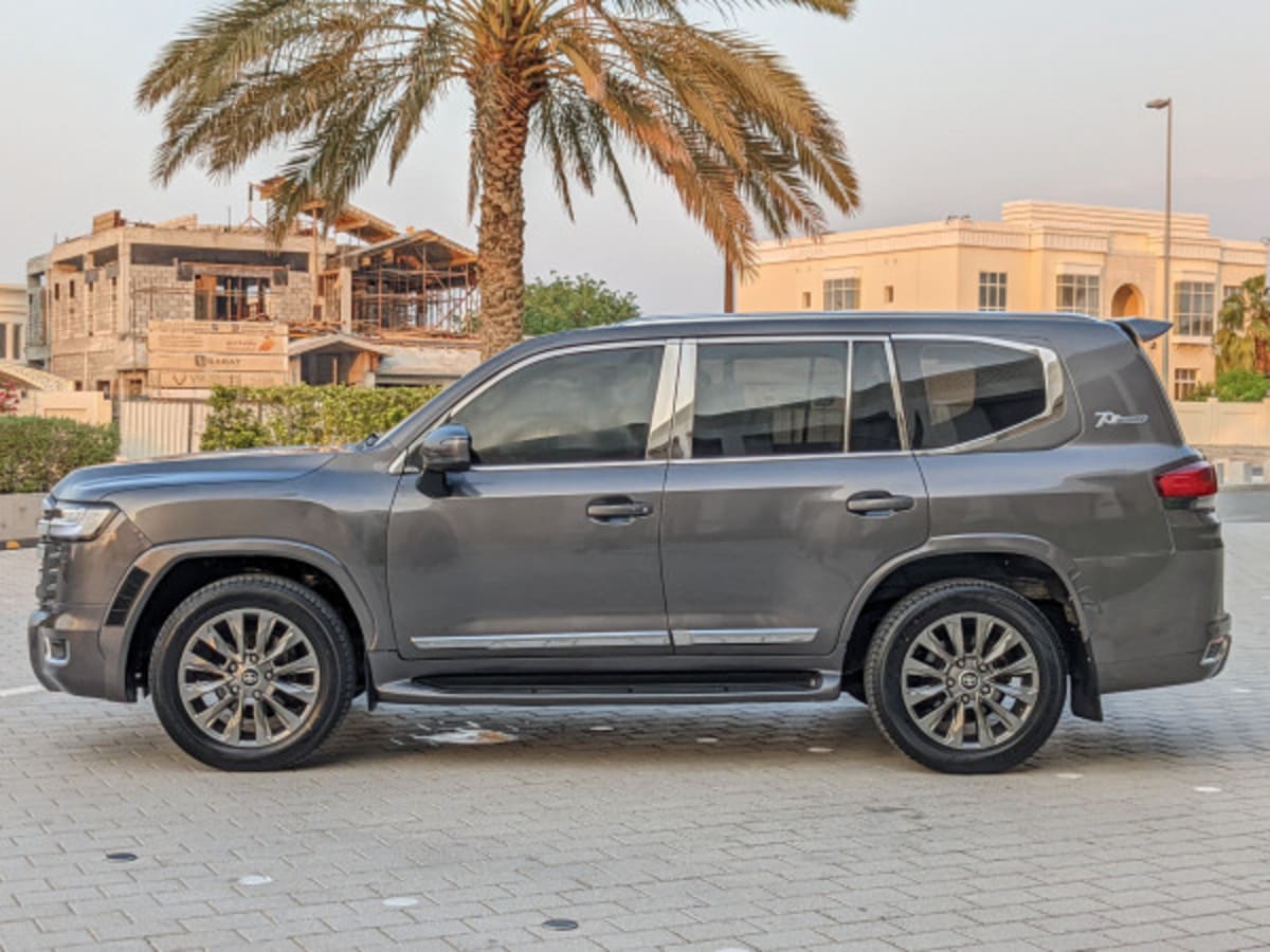 2014 Toyota Land Cruiser photo 1