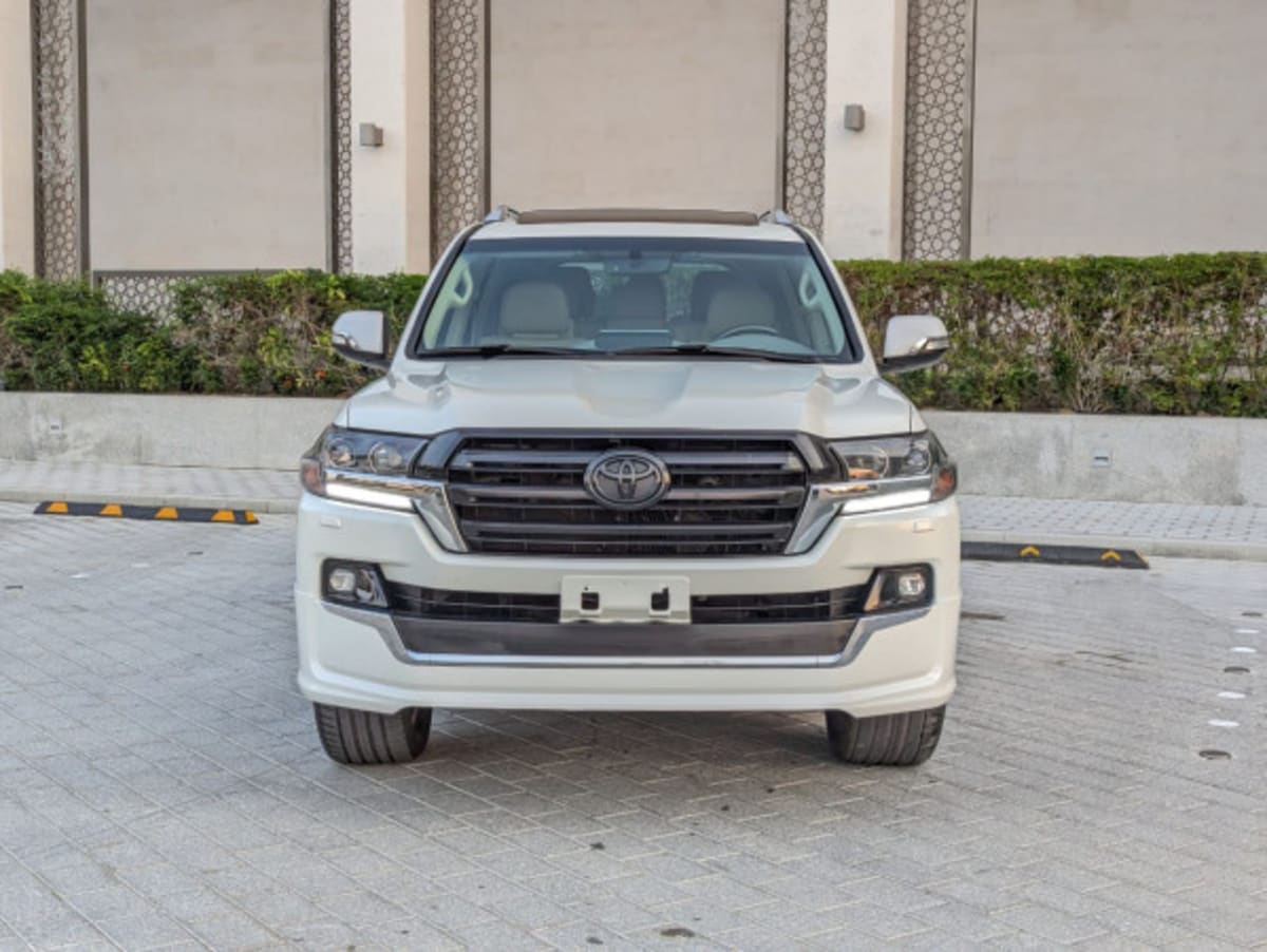 2019 Toyota Land Cruiser photo 1