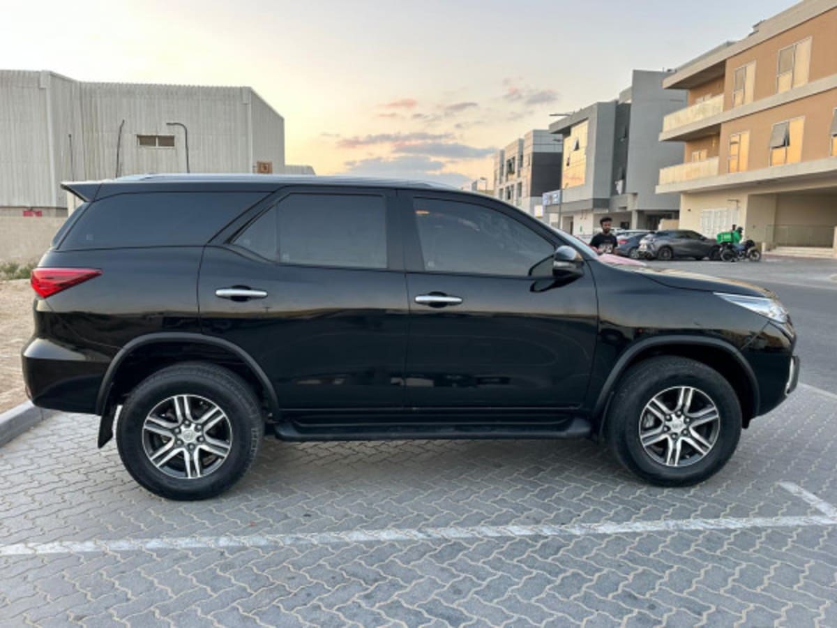 2020 Toyota Fortuner photo 1
