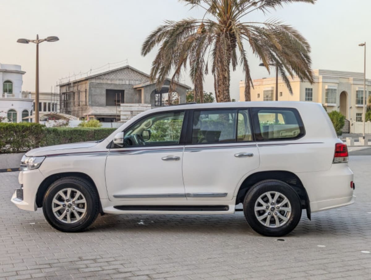 2020 Toyota Land Cruiser photo 1