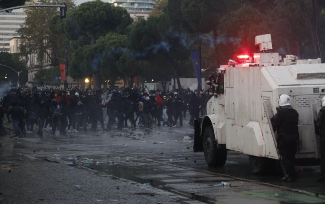 KShH kërkon hetim për zinxhirin komandues të policisë pas dhunës ndaj të miturve në protestat e Tiranës