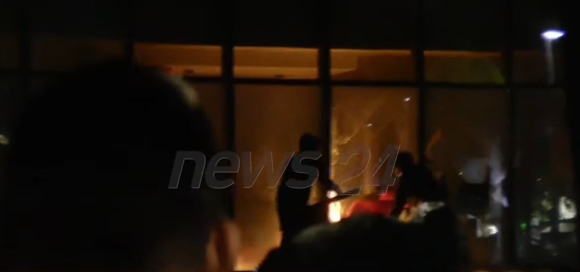Trazirat në Tiranë, protestuesit i vënë flakën Ministrisë së Drejtësisë