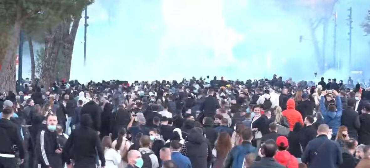 Tensionohet protesta e studentëve në Tiranë, përleshje me policinë dhe sulme ndaj institucioneve