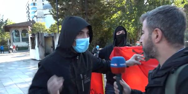 Të rinjtë mblidhen në sheshin “Skënderbej”: Nuk ndalemi deri në largimin e kryeministrit