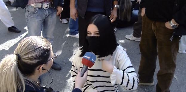 Protesta e të rinjve para Ministrisë së Arsimit, gjimnazistja: Oficeri na kërcënoi me përjashtim