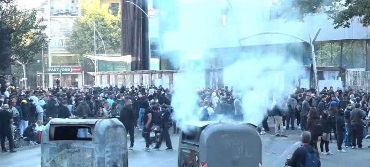 Tensionohet situata para Ministrisë së Arsimit: Studentët ndezin zjarre dhe krijojnë barrikada