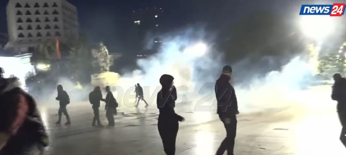 Tension në Tiranë: Policia përdor gaz lotsjellës ndaj nxënësve dhe studentëve