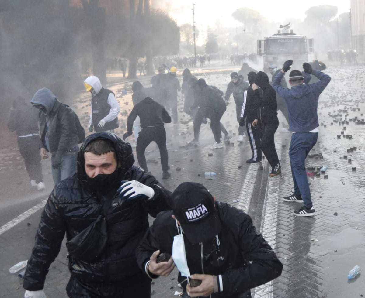 Reagon Alban Skënderaj: Pamje të dhimbshme nga protestat, policia të veprojë me profesionalizëm