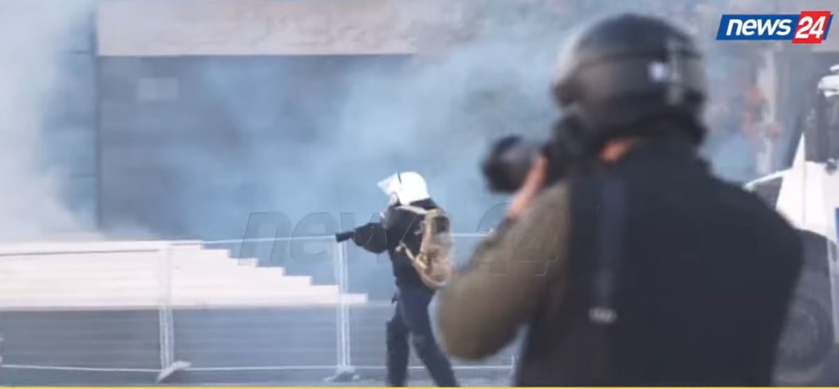 Tensione të ashpra në shesh, efektivët e rendit qëllojnë me fishekë manovër ndaj manifestuesve