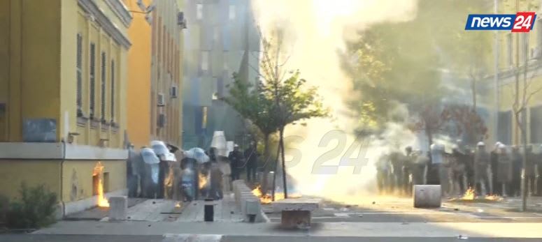Tensione të larta në protestë: Molotovë drejt policisë dhe efektivë të lënduar