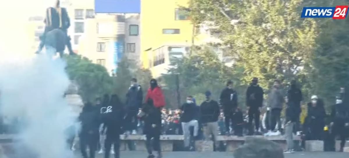 Tensionohet situata në bulevard, studentët përleshen me policinë dhe hedhin molotovë