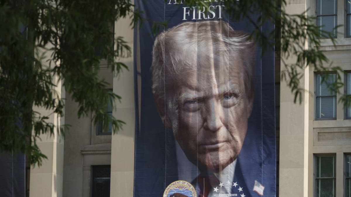 Projektligji i Raskin kërkon ruajtjen e propagandës së Trump në Smithsonian