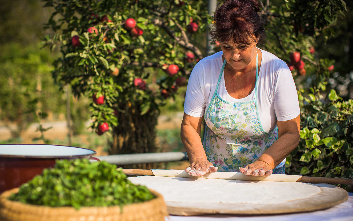 Kvinna förbereder mat i Kroatien