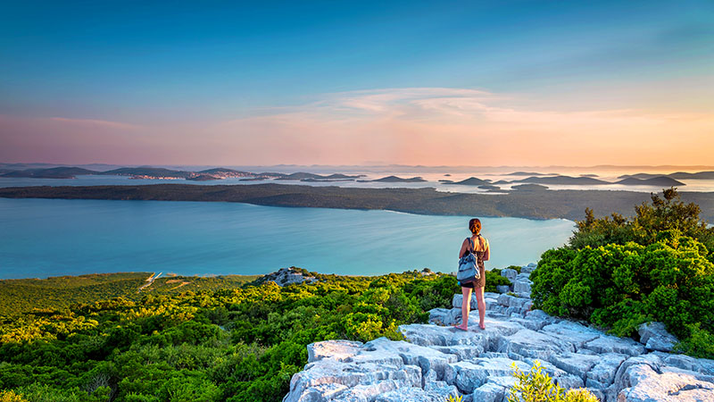 Kvinna blickar ut ver gruppen Kornati, Kroatien