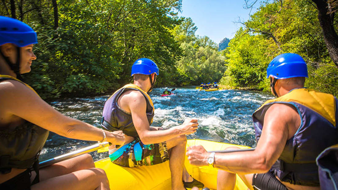 Rafting på floden Cetina vid Omis i Kroatien