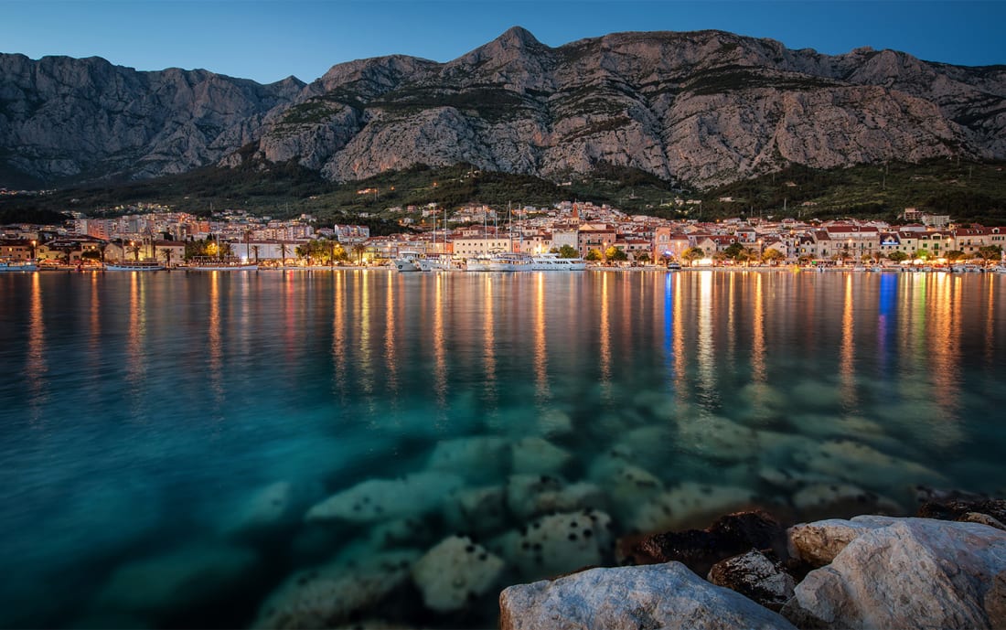 Kvällsbild över Makarska, Kroatien