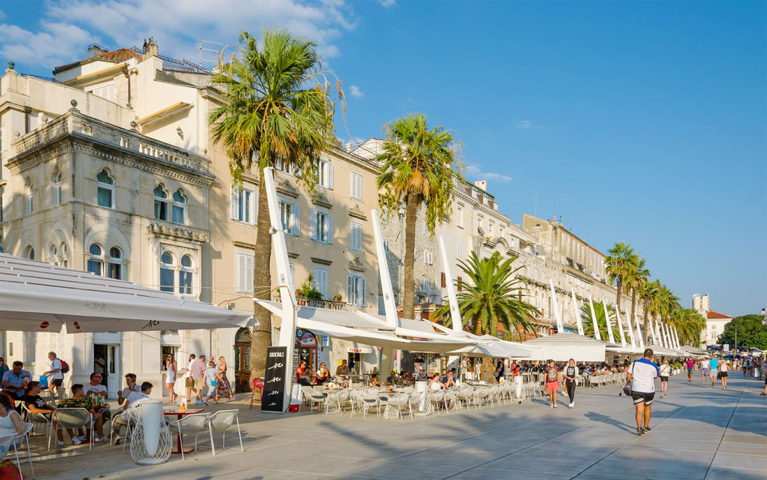 Hamnpromenad i Trogir, Kroatien