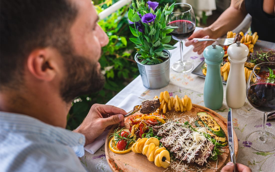 Kvinna och man p� restaurang i Kroatien