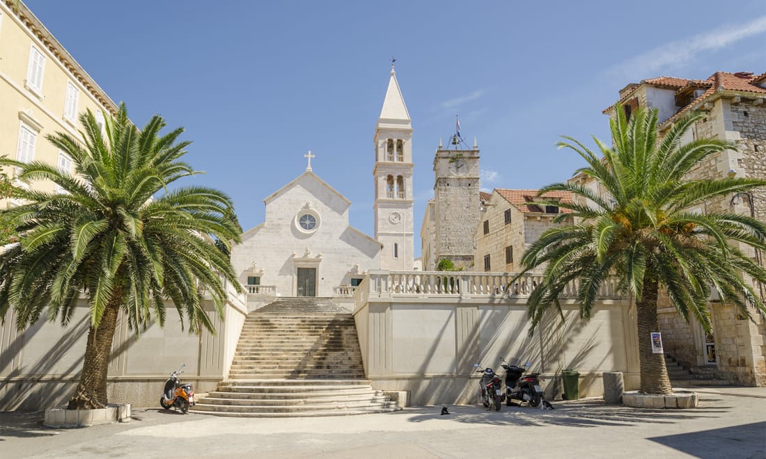 Kyrska i staden Supetar, �n Brac. Kroatien 