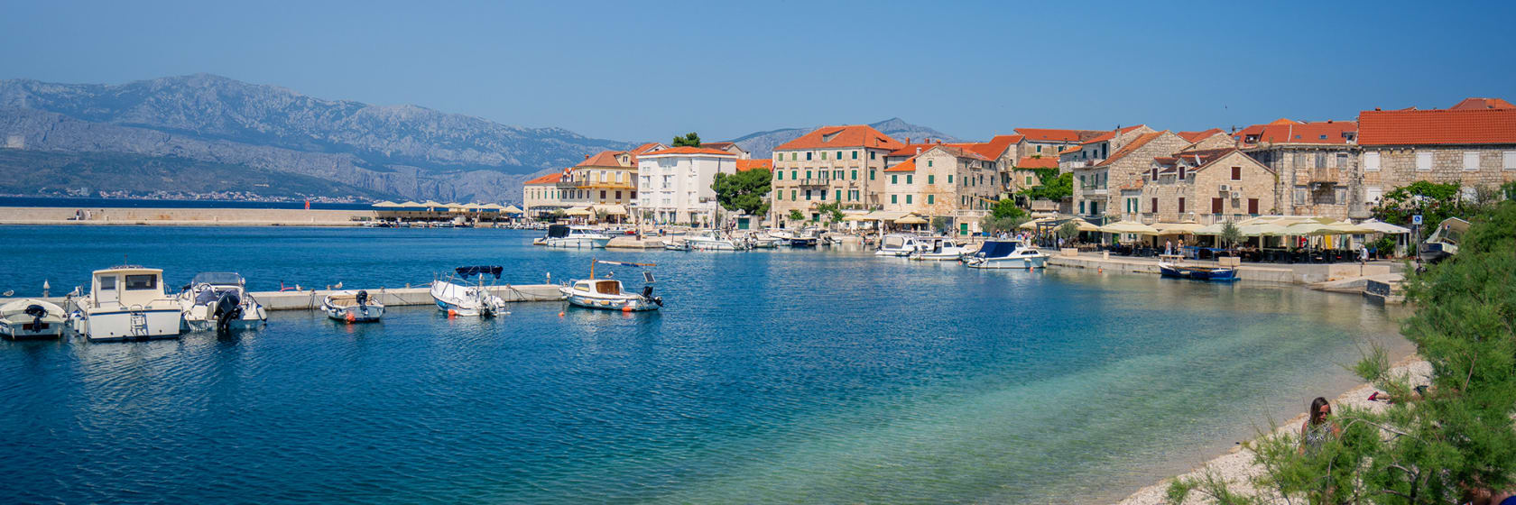 Strand i Postira p Brac i Kroatien