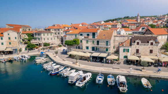 Vy ver Postira p n Brac i Kroatien