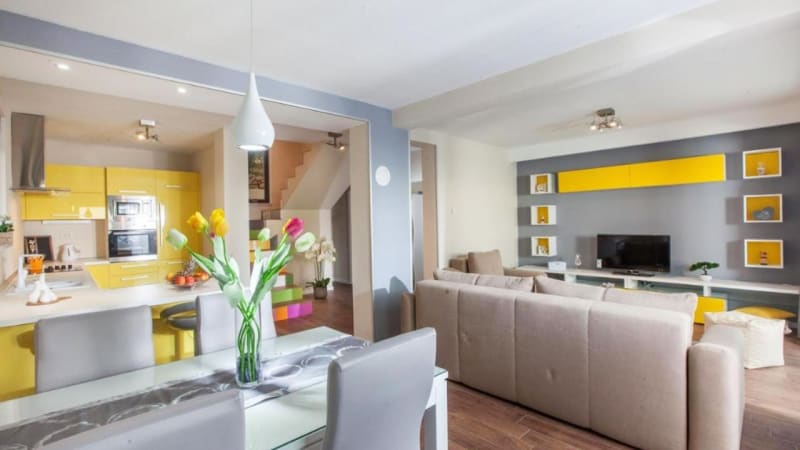 Semesterhus med vardagsrum, kök och matplats