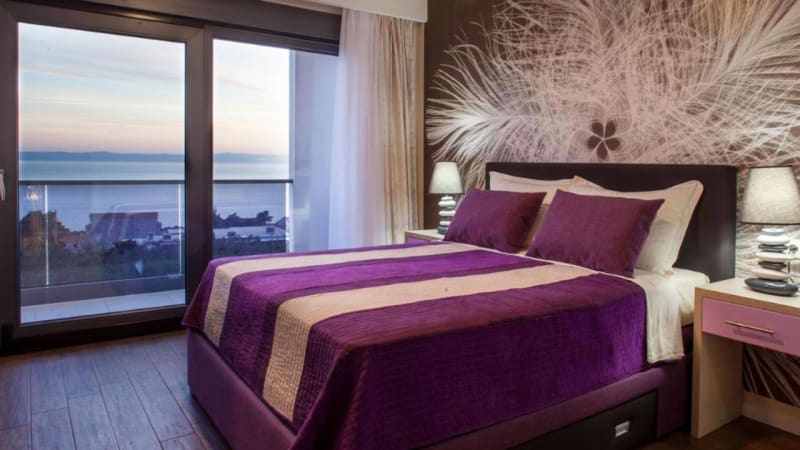 Semesterhus med sovrum med stor dubbelsäng