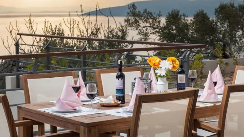 Semesterhus med matplats ute i Kroatien