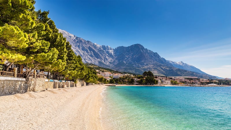 Makarska klapperstenstrand med biokovo berget i bakgrunden