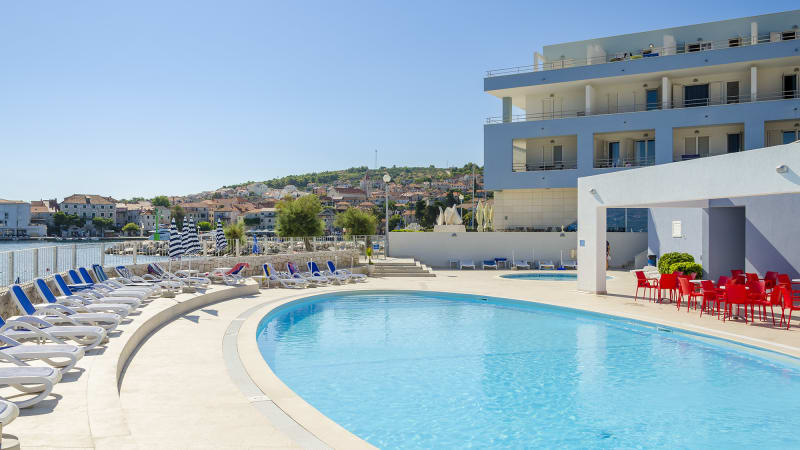 Poolomrde i Kroatien med solstolar fr chartergster