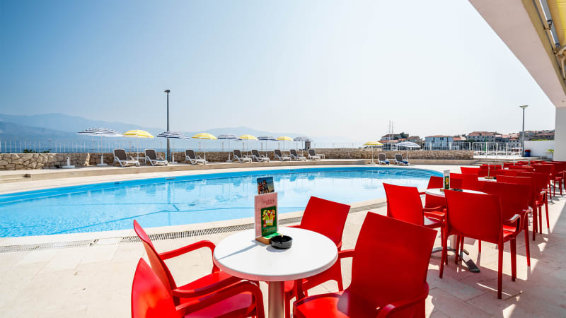 Poolomrde fr charter Kroatien med solstolar och lugn atmosfr