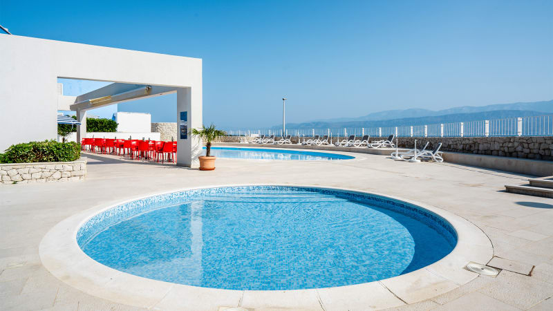 Poolomrde i Kroatien med solstolar fr chartergster