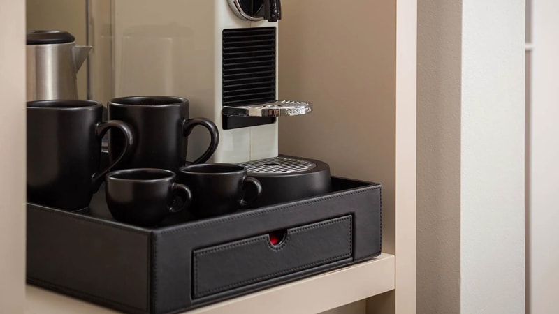 Kaffemaskin i hotellrum p Hotell Aminess