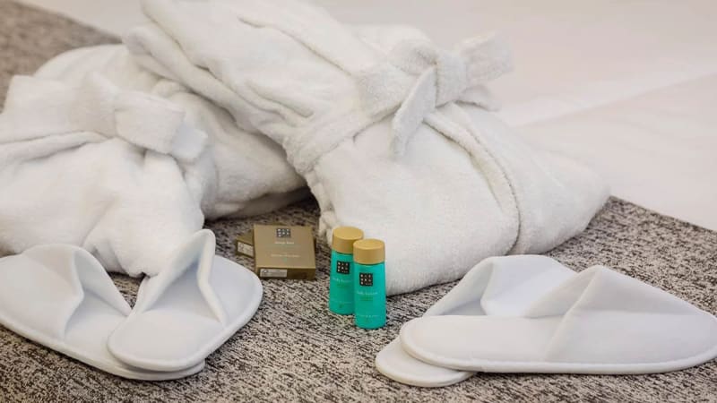 Badrock och tofflor p hotell Aminess
